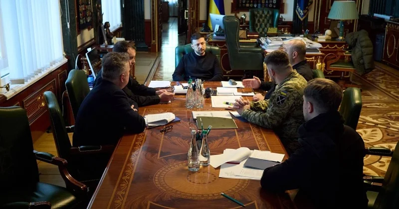 Украина нақты қадамға дайын: Зеленский Абу Дабидегі келіссөздер алдында кездесу өткізді