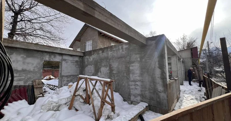 Алматыда заңсыз салынған нысан сүрілді