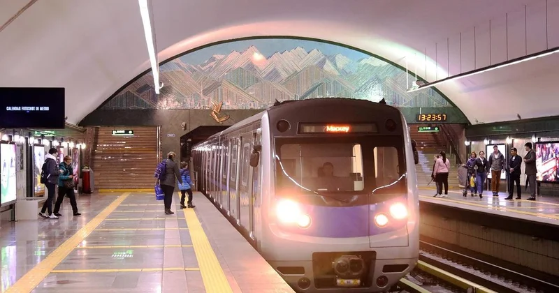 Поезд с пассажирами сошел с рельсов в метро Стамбула