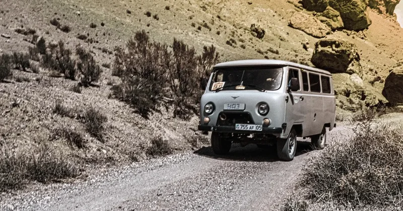 "Сельчане ездят не по асфальту, а вдоль дороги". Минтранс объяснил выбор гравийных покрытий