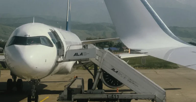 Рейсы в обход закрытого неба: как вывозят казахстанцев