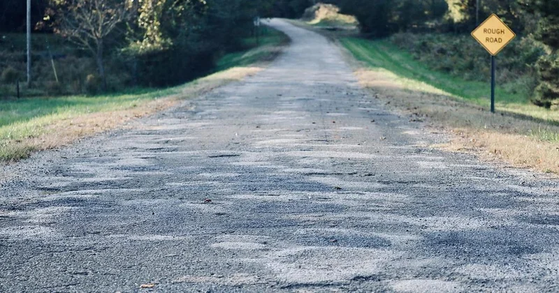 Гравий вместо асфальта: решение по дорогам в села пояснил глава Минтранспорта