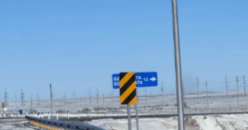 На трассе Балхаш Караганда усилили крепления дорожных знаков после жалоб водителей