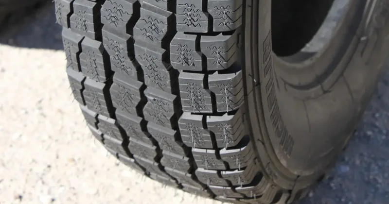 Двухлетний ребёнок погиб под колёсами "ГАЗели" во дворе дома в Рудном