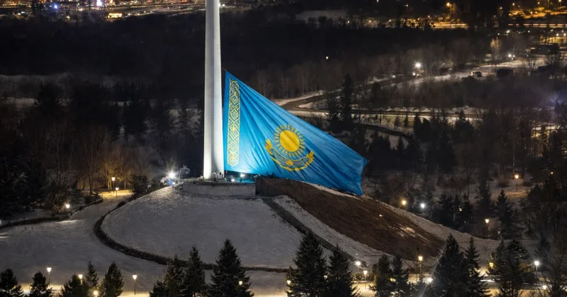 Приспущенный флаг на Площади госсимволов Астаны перепугал казахстанцев