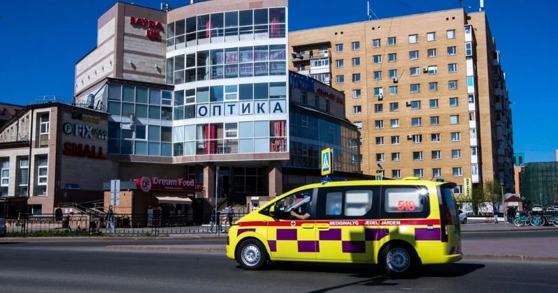 Полицейские сопровождали машину скорой в Костанае (ВИДЕО)