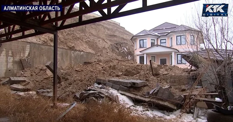 Третий по счету: оползень снова сошел с гор на дома под Алматы (видео)