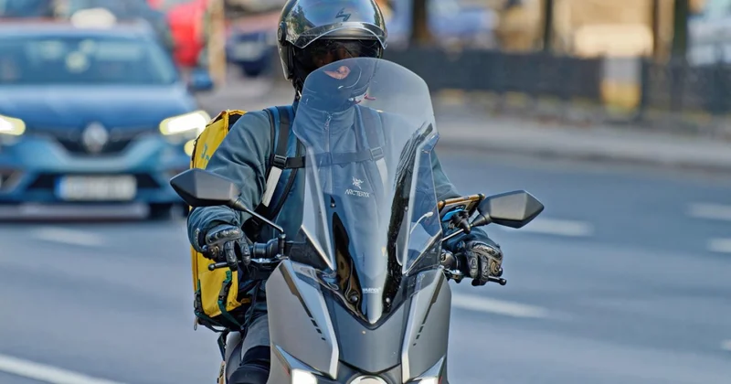 Яндекс запретил курьерам трогать клиенток за грудь после скандала с InDrive