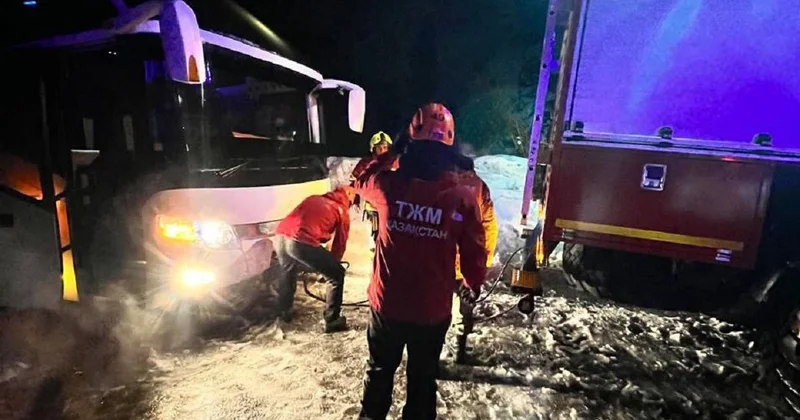 Туристический автобус застрял по пути на Медеу в Алматы