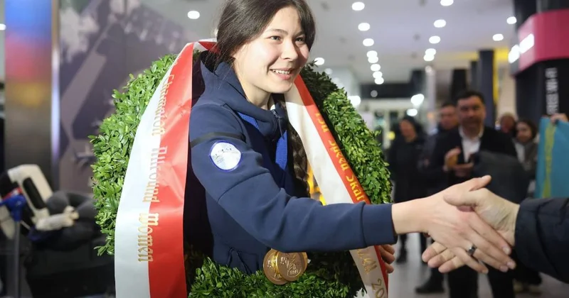 Конькобежцы юниоры во главе с Кристиной Шумековой вернулись домой