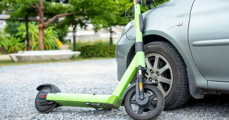 Самокатчик врезался в машину: кто оплатит ущерб казахстанцам