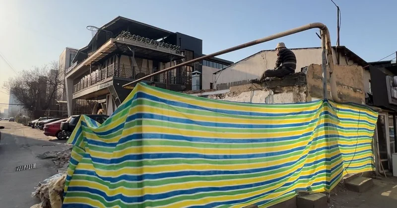 Незаконную торговую пристройку снесли в Алматы (фото)
