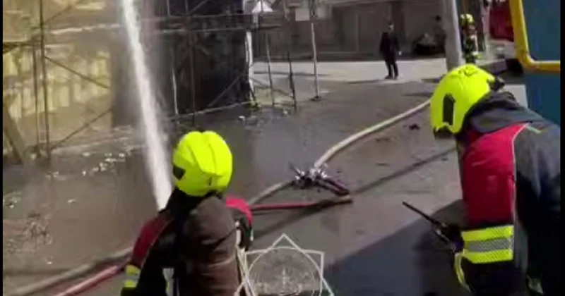 Трехэтажный строящийся склад загорелся в Алматы (видео)