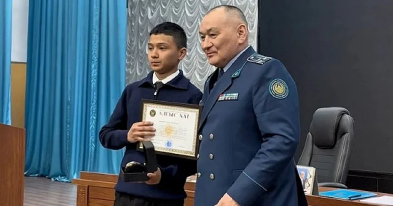 Волонтера, который нашел пропавшего в степи мальчика, наградили в Карагандинской области (видео)