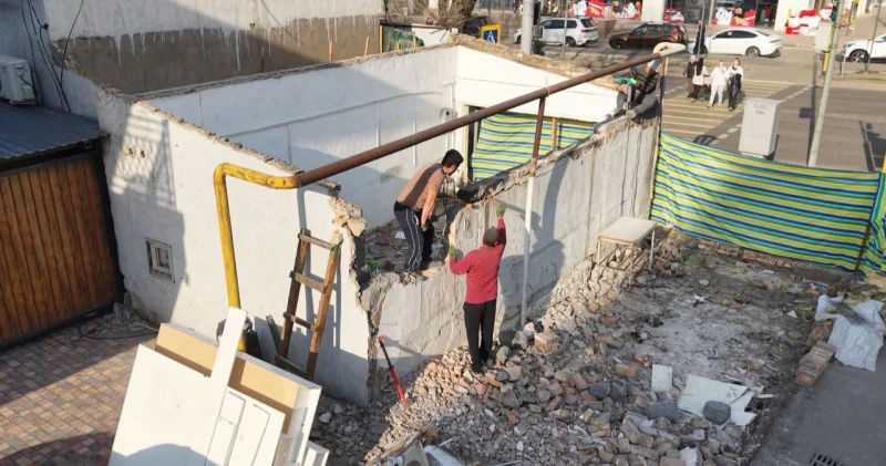 Алматыда самса сату нүктесінің иелерін ғимаратты бұзуға мәжбүрледі