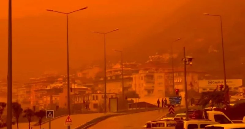 Небо над курортами Турции окрасилось в красно оранжевый цвет (фото, видео)