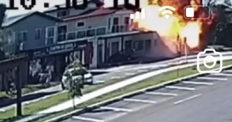 Самолет влетел в жилой дом в Бразилии: есть погибшие (видео)