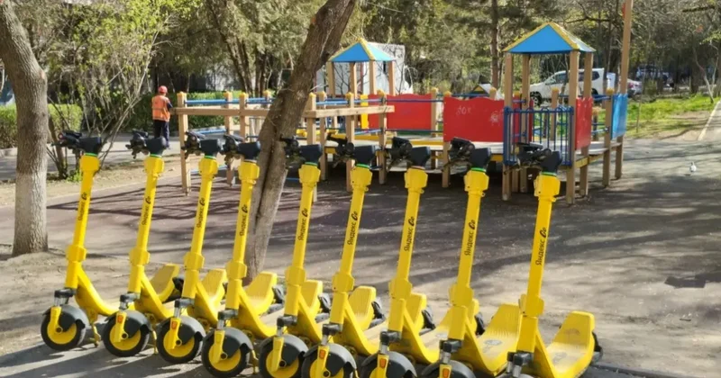 Куда жаловаться на стоянки самокатов у детских площадок, сообщили в акимате Алматы