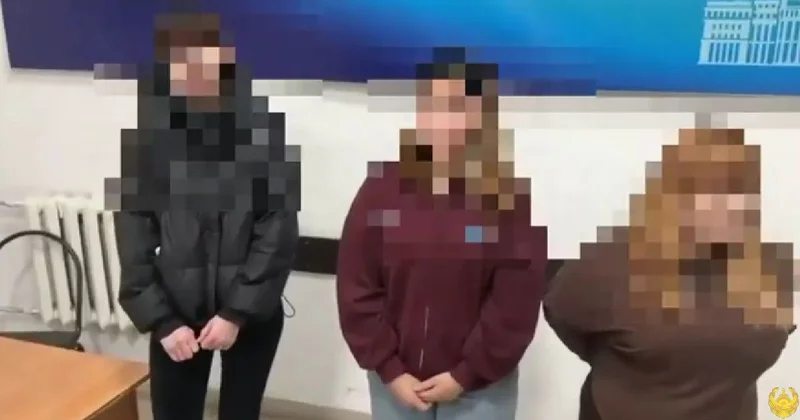 Три женщины устроили конфликт и разгромили остановку в Шымкенте (видео)