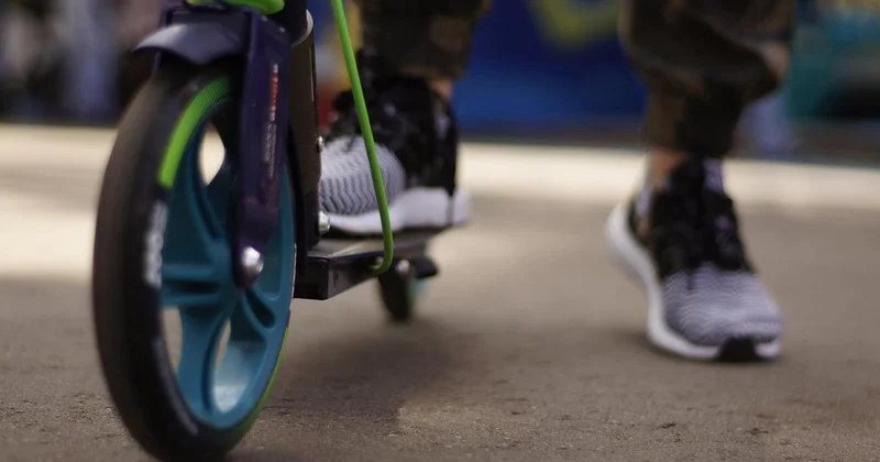 Блокируют аккаунты: в Алматы взялись за подростков на электросамокатах