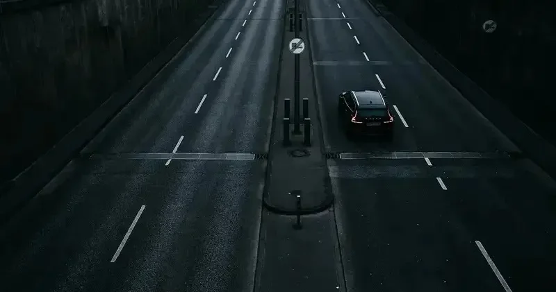 Астанада Tesla автокөлігін басқарған 14 жастағы жасөспірім полицейлерден қашып кетпек болды видео