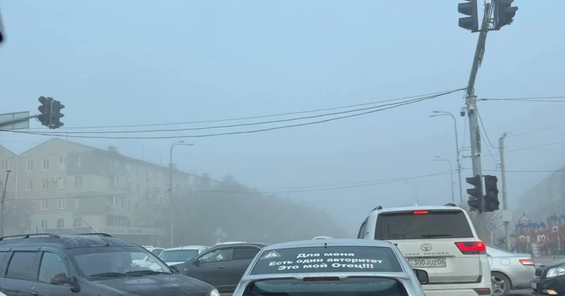 Как тухлые яйца : жители Атырау вновь жалуются на зловоние в городе