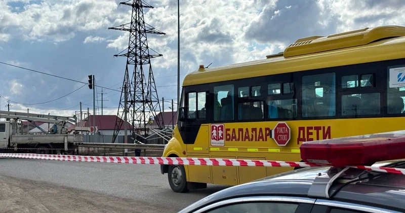 Маршрутка протаранила школьный автобус: стало известно состояние 23 детей в ЗКО