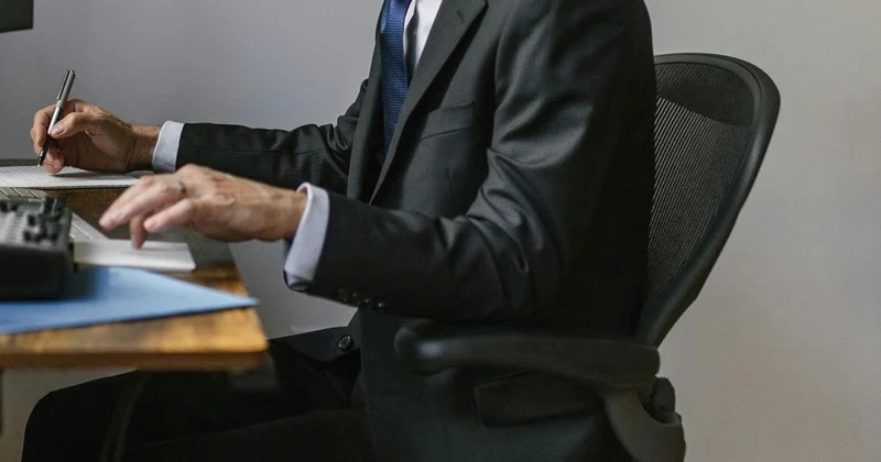 Сотрудникам акиматов на востоке Казахстана необоснованно выплачивали деньги на юбилеи