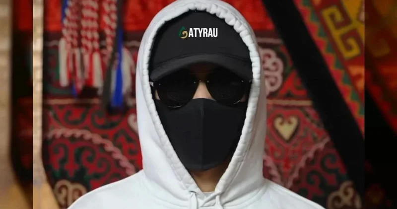 Қайырымдылықпен танымал Бетперде таққан адам тағы бір отбасына баспана сыйлады