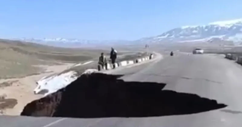 Машины могли исчезнуть: на трассе в Казахстане образовалась гигантская яма