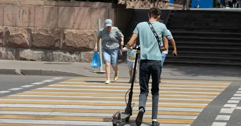 Алматыда самокат пайдаланған 22 кәмелетке толмағанның аккаунты бұғатталды