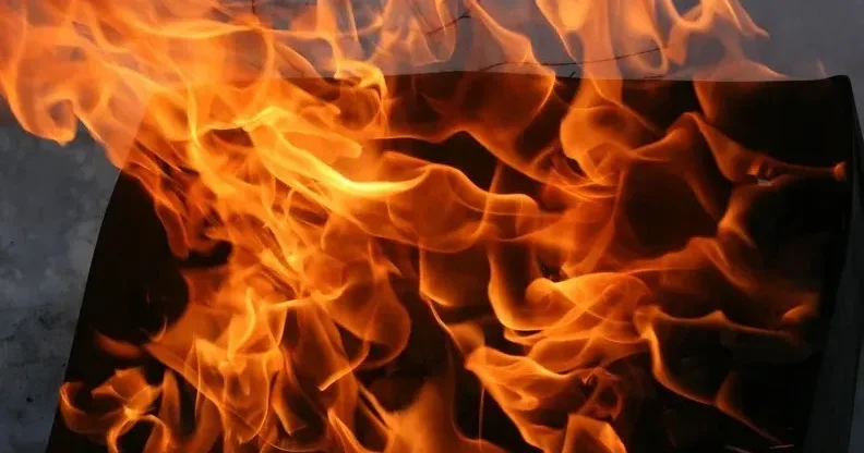 Жезқазғанда көше ортасында жеңіл көлік отқа оранды