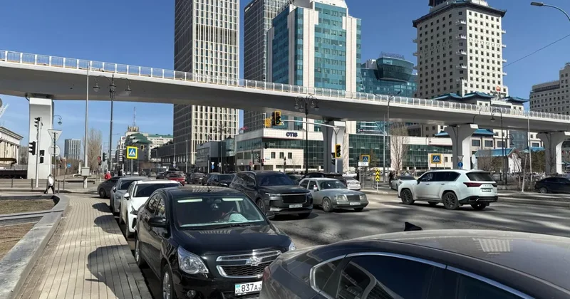 Водители Астаны массово жалуются на узкую дорогу у Abu Dhabi Plaza