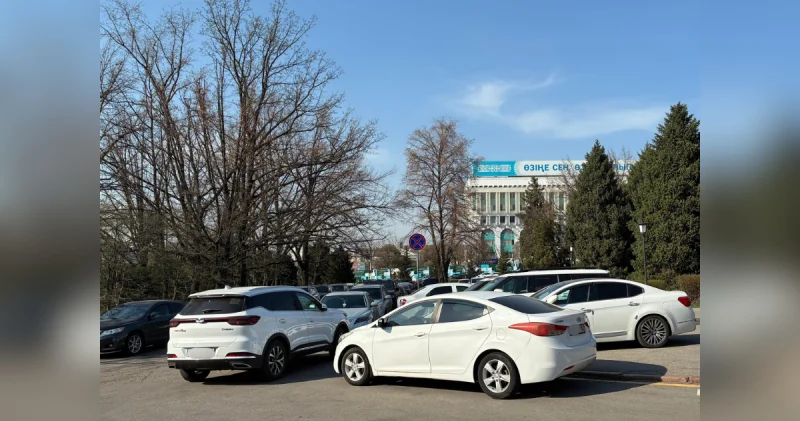 Әкімдік маңындағы ретсіз тұрақты алматылық тұрғын түсіріп алды полиция қалай жауап берді