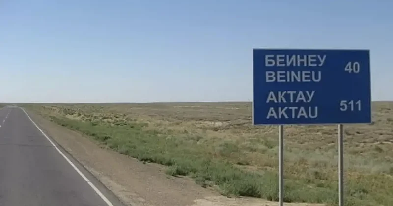 Ақтау маңында швейцариялық туристер мінген көлік аударылып қалды