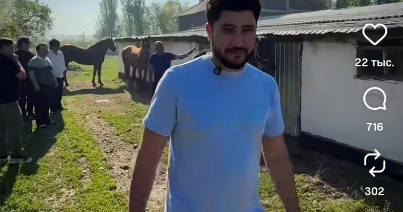 Мейрамбек Бесбаев Әбдіжаппар Әлқожаға бағалы сый жасады