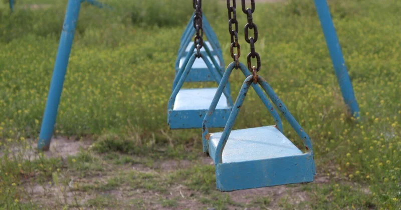 Тело ребенка нашли на качелях в Мангистау