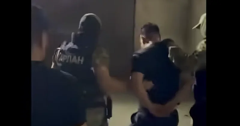 Снимал бизнесменов и госслужащих: задержание блогера в Шымкенте показали на видео