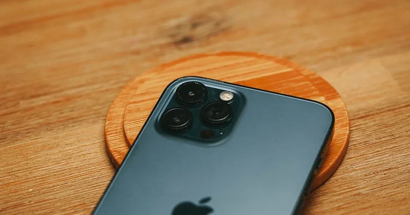 Налоговики в Алматинской области получили взятку двумя iPhone 17 Pro