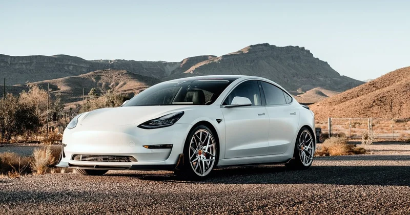 Tesla на скорости 117 км/ч влетела в жилой дом в США: погибла пенсионерка