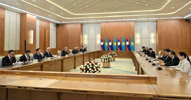 Қасым Жомарт Тоқаев пен Тхонглун Сисулит кеңейтілген құрамда келіссөз жүргізді