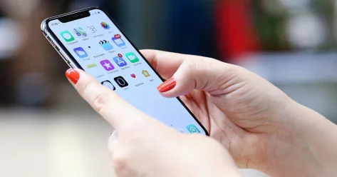 В голосовой помощник Siri добавят нейросеть Gemini