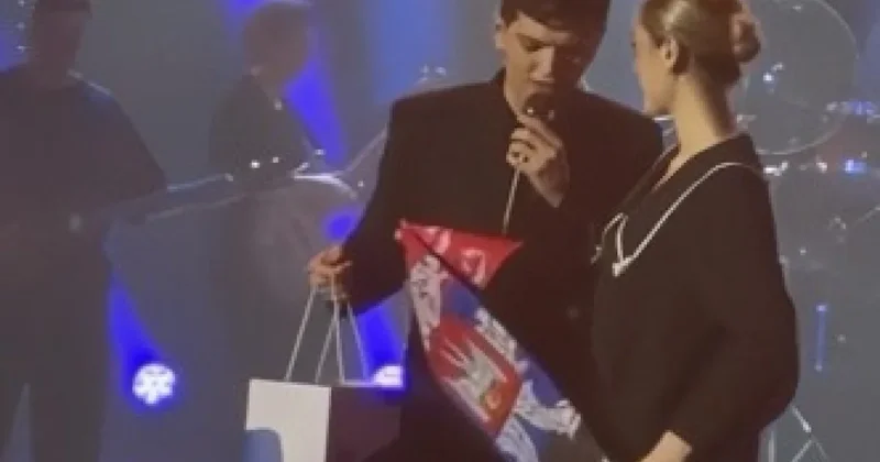 Акмаль выступил в Донецке, где принял пакет в цветах российского флага