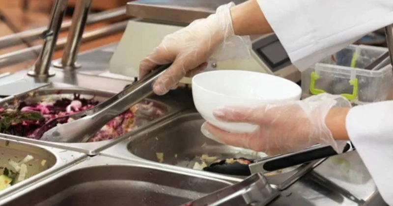 Қоғамдық тамақтану саласында неше адам рұқсатсыз жұмыс істеген