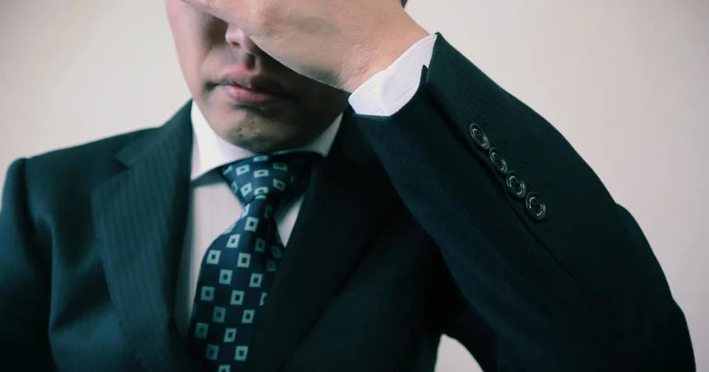 Фото с криминальным авторитетом стало причиной отказа кандидату в парламент в Кыргызстане