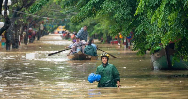 Сильнейшее наводнение во Вьетнаме: жители передвигаются на лодках, есть погибшие
