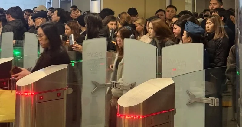 Алматылықтар метро кіреберісіндегі ұзын сонар кезекке шағымданды