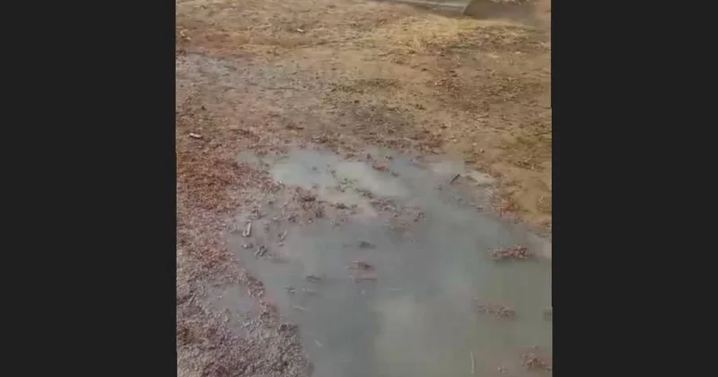 Атырауда зираттың жанына қалдық су төгіліп жатыр