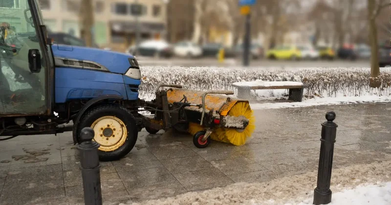 Алматы готовится к снегу и гололёду: обработку улиц начали заранее