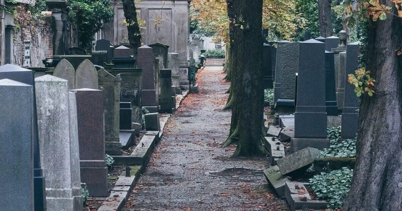 Нечистоты сливают рядом с кладбищем в Атырау